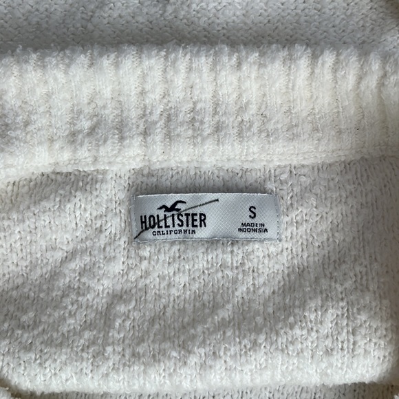 White slightly cropped Hollister sweater, size small! - Picture 3 of 3